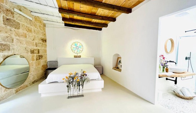 Hydria Guest House Art Gallery Dimora d artista con terrazza e vasca idromassaggio nel cuore del borgo antico Artists Home with terrace and jacuzzi in the heart of the old town