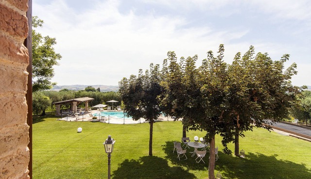 Il Ciliegio, app in a typical villa with swimming pool 7km from the sea, Senigallia, Marche