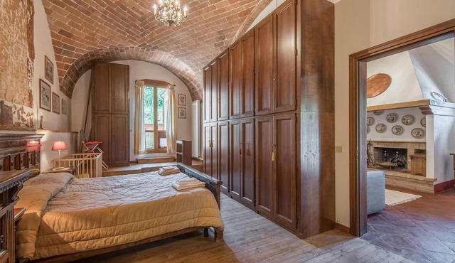 In the heart of Tuscany, this charming stone house with vaulted ceilings awaits you.