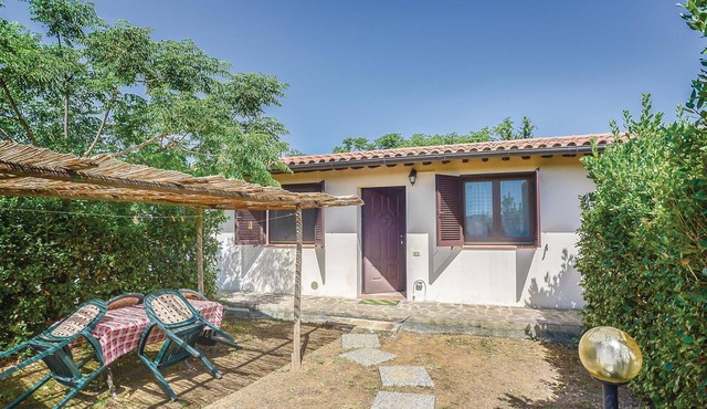 In the heart of the countryside of Grosseto and not too far from the sea, this pleasant apartment is