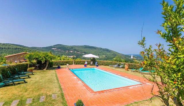 Lovely apartment for 12 guests with A/C, WIFI, private pool, TV, patio and pets allowed