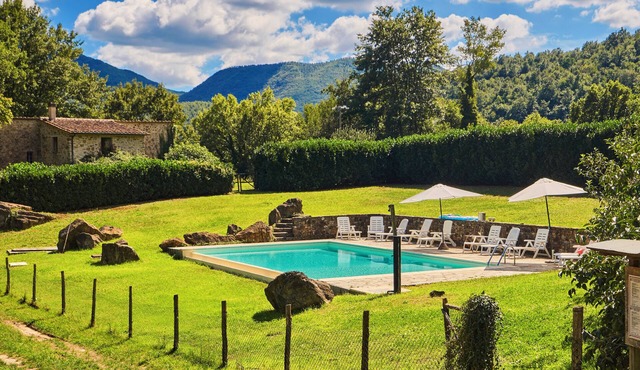 Quercia, traditional farmhouse with pool, relax and enjoy the Tuscan countryside