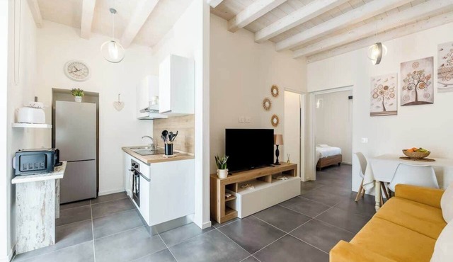 KeyRoom Patio & Parking near Lake Como
