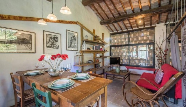 La Capanna apartment, in Tuscan countryside with pool and private garden