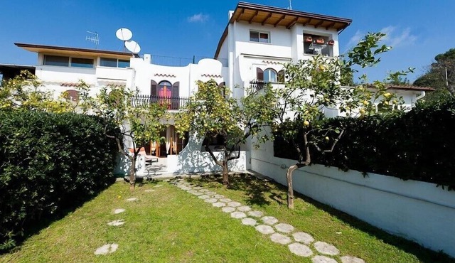 La Limonaia holiday home near the sea with private garden