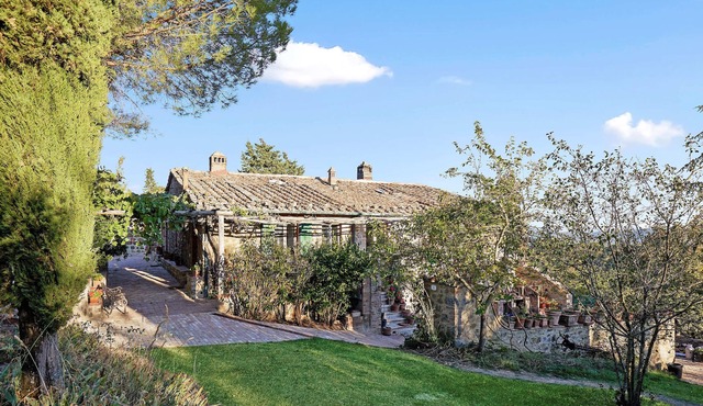 La Pergola - Beautiful stone house at a hilltop in Tuscany
