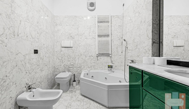 LAB17: Spacious and bright apartment for 7 in Milan