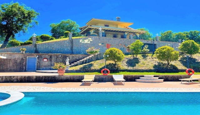 LAKE VIEW BOLSENA-LUXURY EXCLUSIVE VILLA/POOL+JACUZZI/SLEEPS 20