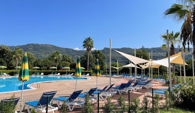 Large 2 bedroom apartment close to swimming pool and beaches