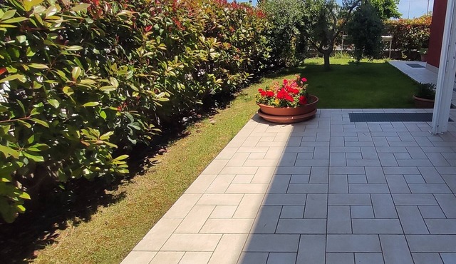 Large garden within walking distance of the sea! Home for families with pets