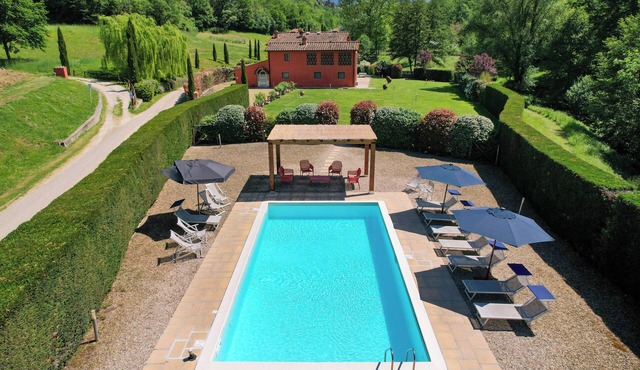 Large villa with pool and sauna on Tuscan estate