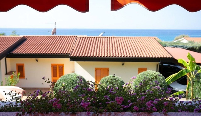 LeCasetteSulMare - Komfort mit Meerblick by Interhome