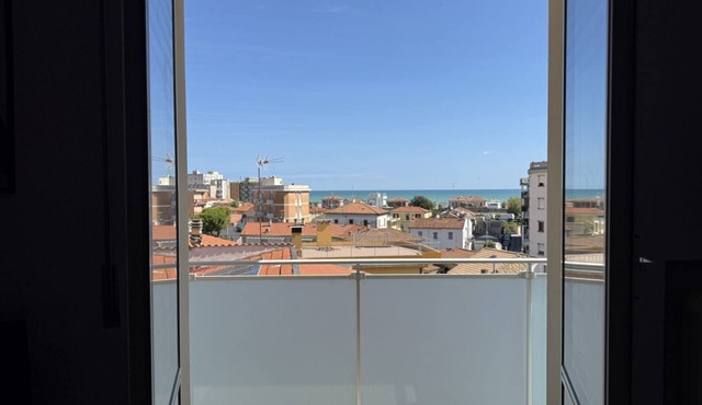 Location: in a residential area, a few steps from the sea and all services.Description: apartment on the fourth floor of a building with lift. Living room with terrace overlooking the sea - bright kitchen with dining table and balcony - double bedroom wi
