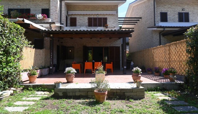 Location: quiet and central area of ​Sirolo, 150 meters from the square and the path that leads to the beach, reachable on foot.Description: apartment located on the ground floor with garden. Living room with sofa and dining table - separate kitchen