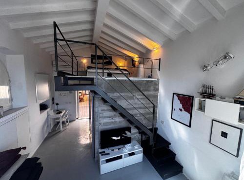 Loft due livelli di design pubblicato su riviste architettura con due posti auto