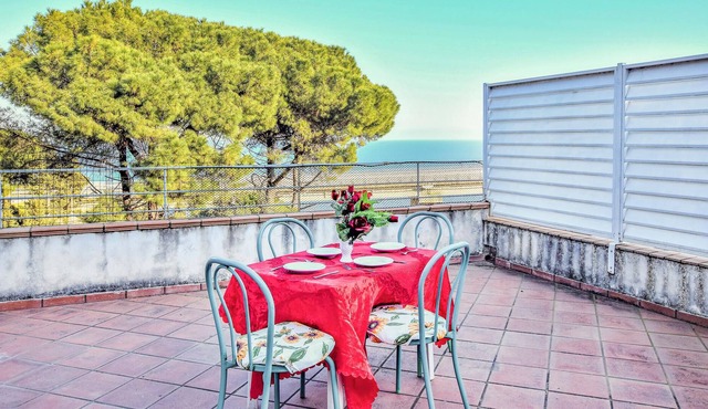 Look forward to a wonderful vacation in this beautiful apartment with sea view.