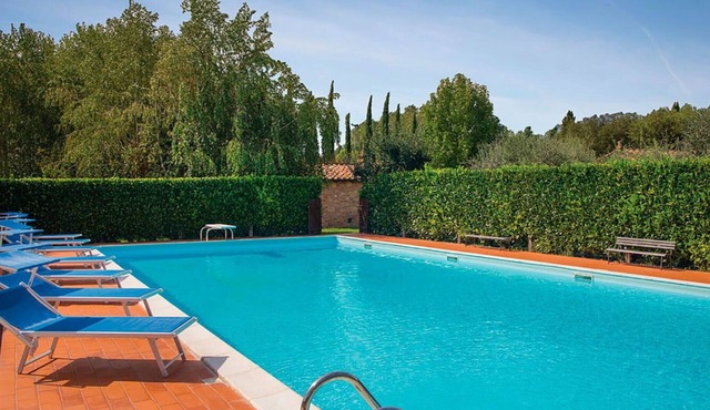 Lovely apartment for 4 people with WIFI, pool, TV, patio and pets allowed