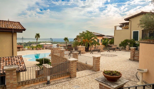 Lovely apartment for 4 people with WIFI, A/C, pool, TV, patio and pets allowed