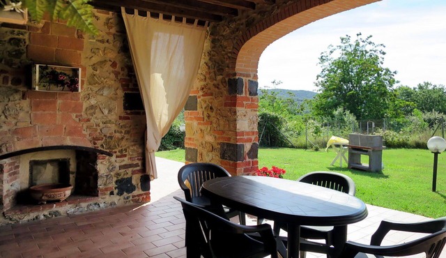 Lovely apartment for 4 guests with pool, WIFI, TV, patio and pets allowed