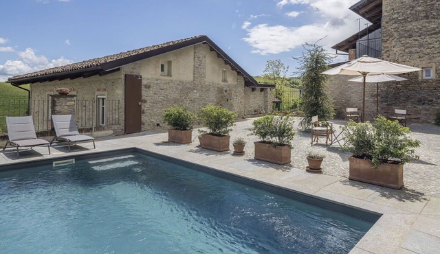 Lovely apartment for 4 guests with WIFI, pool and balcony, close to Alba