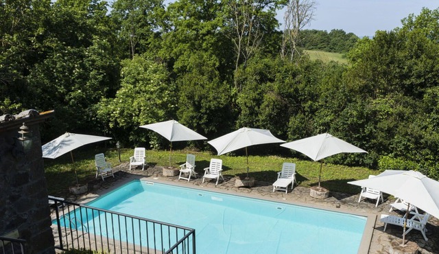 Lovely apartment in villa for 6 people with pool, WIFI, TV, terrace, pets allowed and parking
