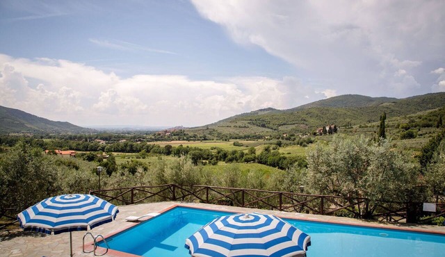 Lovely apartment in villa with WIFI, pool, pets allowed and panoramic view, close to Cortona