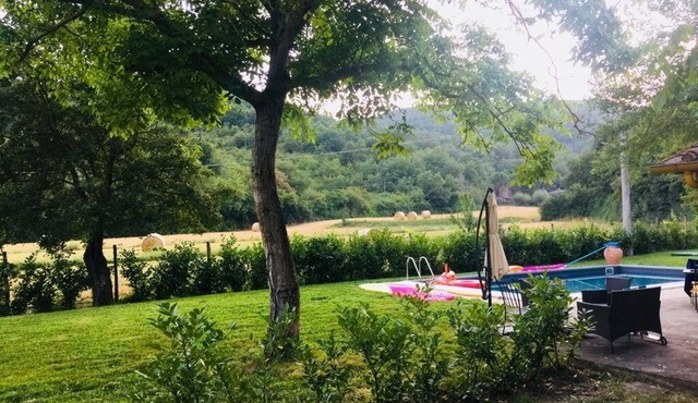 Lovely cottage on Tuscany border with private pool
