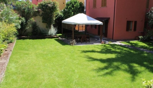 Lovely three-room apartment with garden in the center