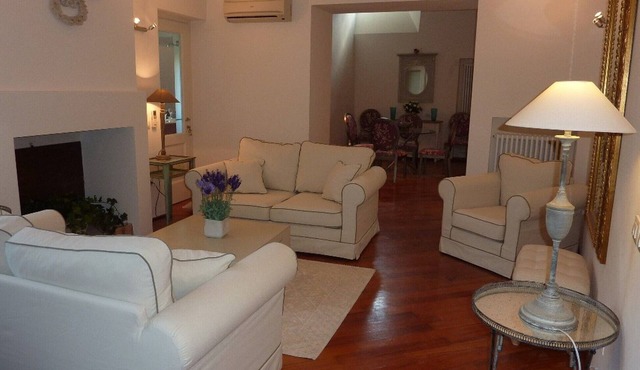 Luxury Apartment with balcony views in Historic City Centre