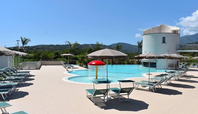 Luxury Oasis: Apartment with Terrace and Charming Pool at Hyéle!
