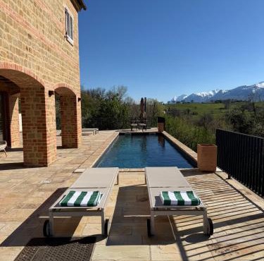 Luxury Villa in Le Marche with heated private pool, panoramic Sibillini views and airco