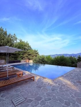 Luxury villa with infinity pool & vineyard views