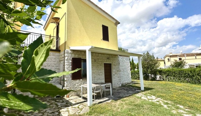M375 - Marcelli, two-room apartment with garden in a residence with swimming poo