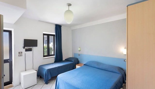 Marina Living Rooms – Comfort Quadruple Room with Shared Pool, Wi-Fi & Air Conditioning