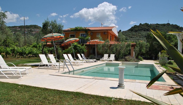 Meridiana holiday house with shared swimming pool