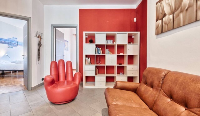 Modern and bright apartment perfect for 5 people, located in Vachiglietta district, on the outskirts of the historic center, which can be easily reached by public transport in 10 minutes or a 20-minute walk along the Po river. In addition to being well c