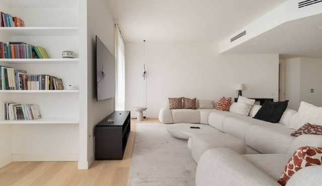 Modern and spacious 200m2 apartment, ideal for 6 people, located on the fifth floor of a building with lift.The accommodation is located in the San Siro area, a stone's throw from the famous San Siro Stadium and the Snai Hippodrome.The location is strate