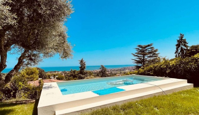 N324 – Numana, bright one-bedroom apartment with private pool and garden