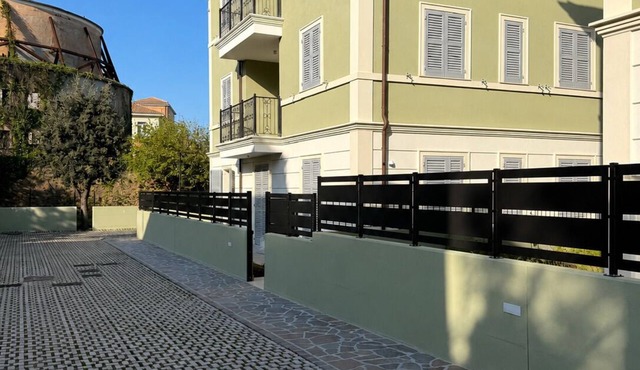 New apartment with garage 5 minutes walk from the beach, behind the Rock