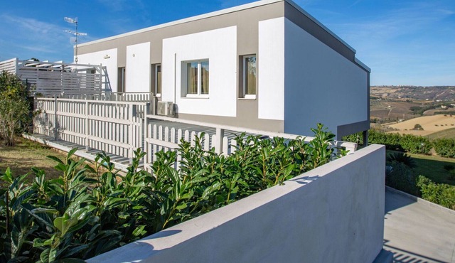 Nice apartment in villa for 5 people with WIFI, A/C, TV, terrace, pets allowed and parking