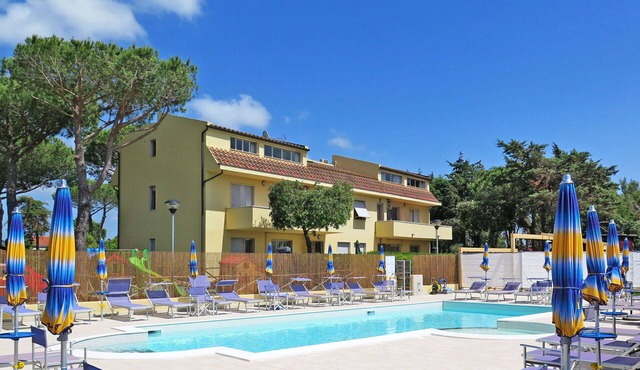 Nice apartment for 6 people with WIFI, A/C, pool, TV, patio and pets allowed