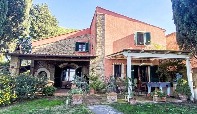 Nice apartment in villa for 6 people with A/C, WIFI, TV, terrace, pets allowed and panoramic view