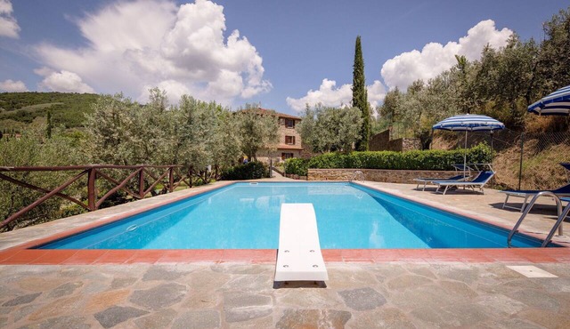 Nice apartment in villa with A/C, WIFI, pool, pets allowed and panoramic view, close to Cortona