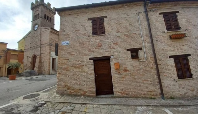 Old house in the center of the village, 25 minutes from the sea