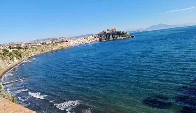 On the Chiaia Beach in Procida the intriguing "Whisper of the Mimant."