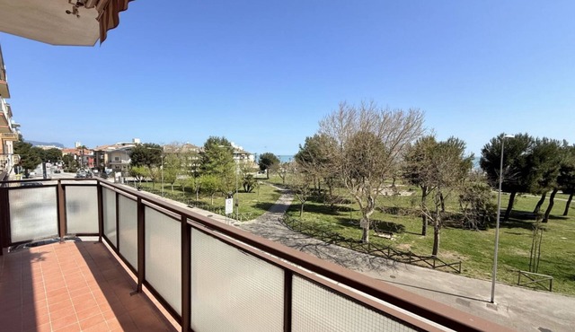 P084 - Porto Recanati, large apartment with sea view