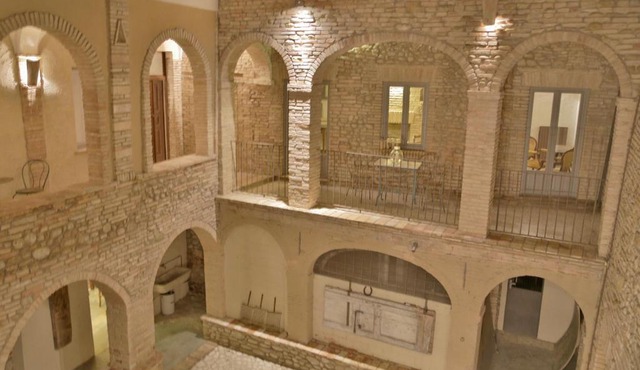 Palazzo Antico nella piazza di Montepagano