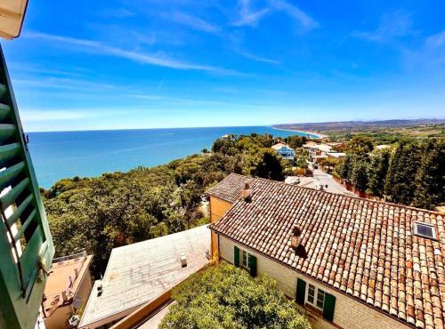 PAULIS - Semiattico in pieno centro a Sirolo, con meravigliosa vista mare