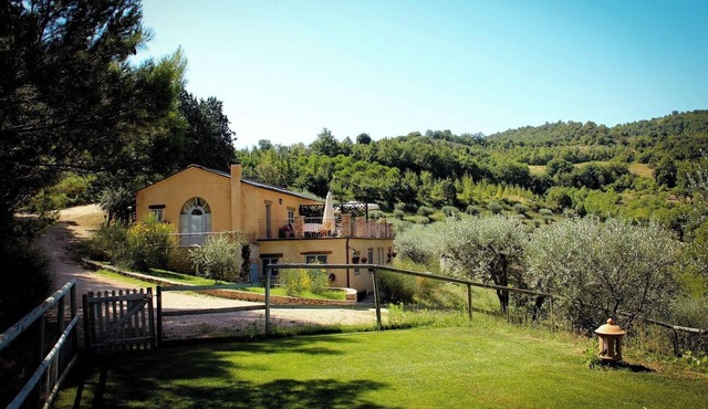 Pineta, stunning apartment in a farmhouse 10 minutes driving from Perugia centre