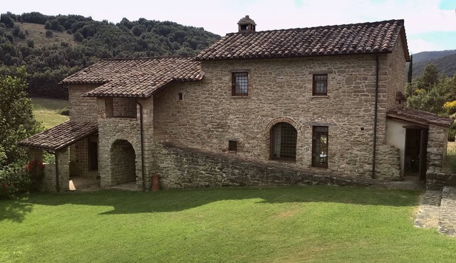Podere Gnani: 18th-C. Stone Villa in Umbria. Private Pool & Family-Friendly.